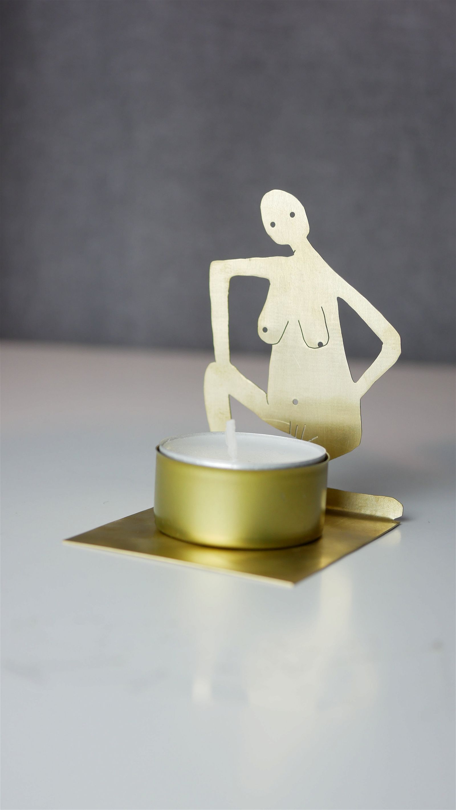 På knä - Värmeljushållare i mässing -