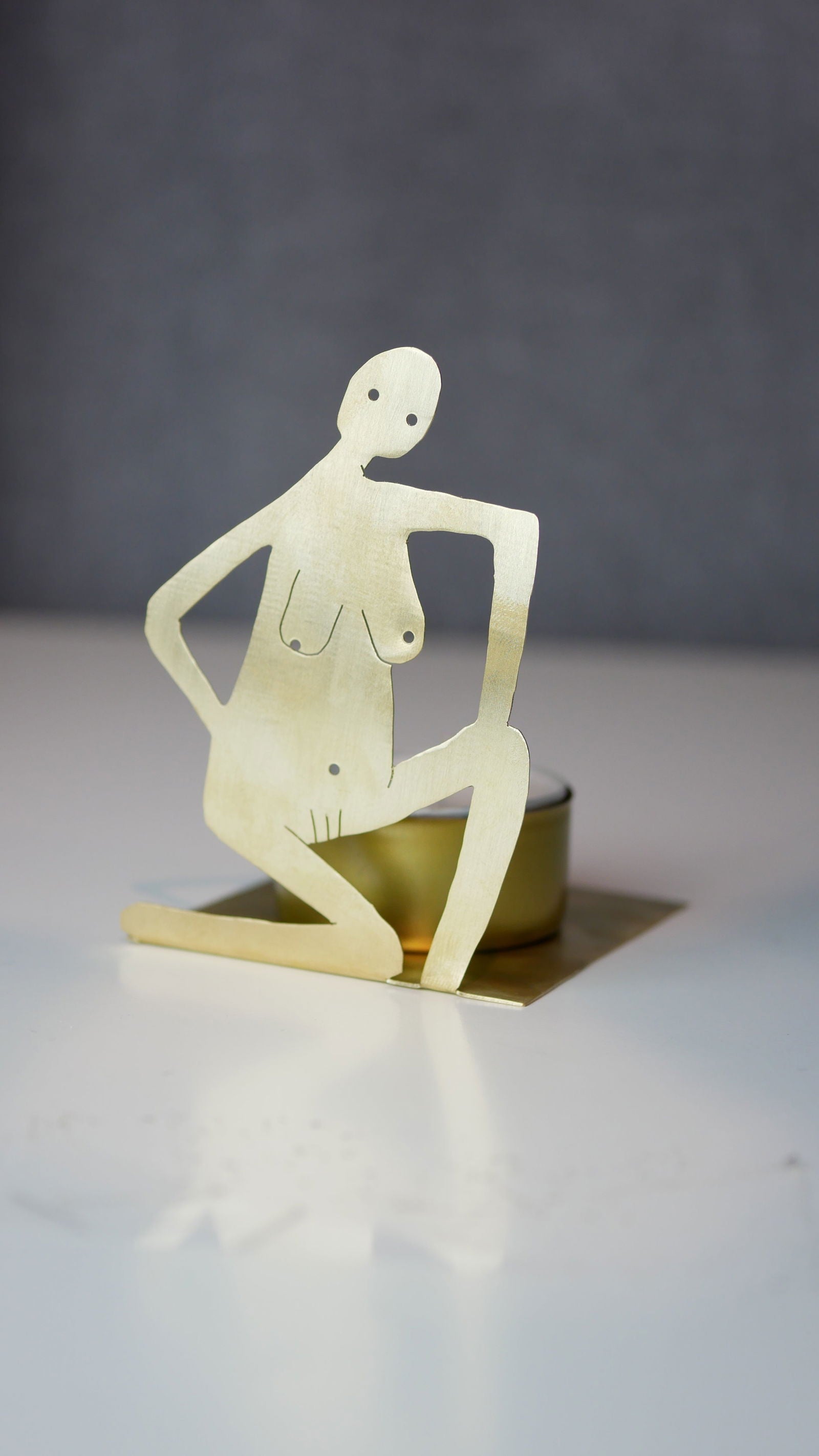 På knä - Värmeljushållare i mässing -