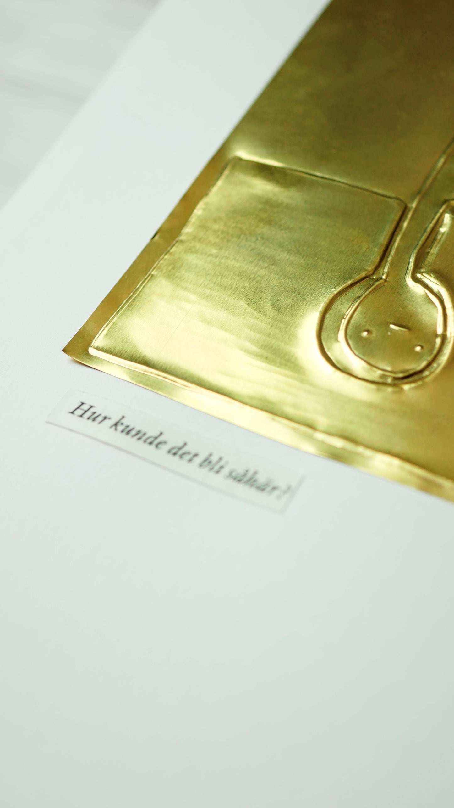 Hur? | Mässingsbild