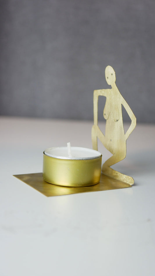 På knä - Värmeljushållare i mässing -